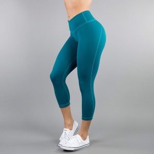 BuffBunny cropped leggings in size XS